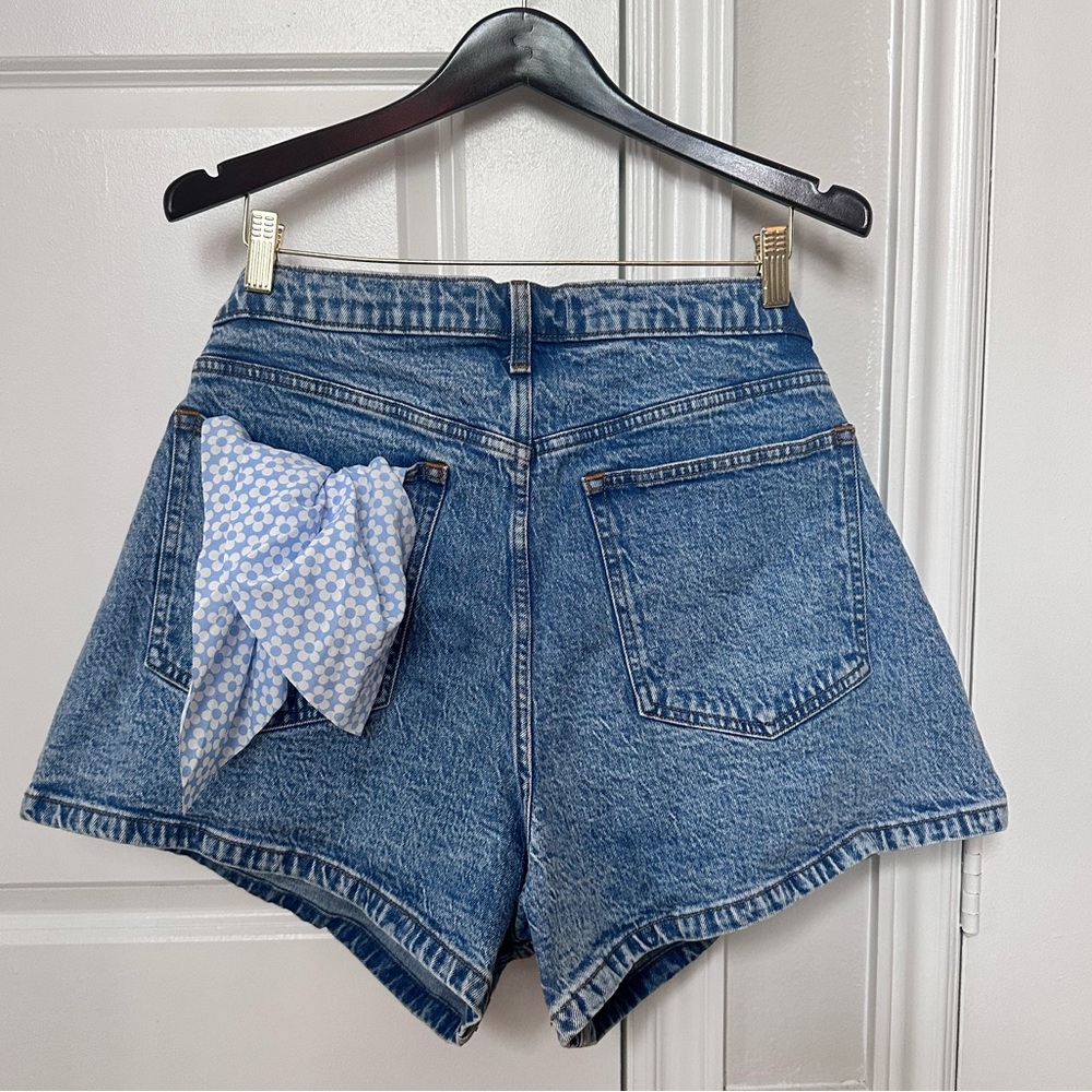 💙Abercrombie & Fitch A&F High Rise Mom Short in Medium